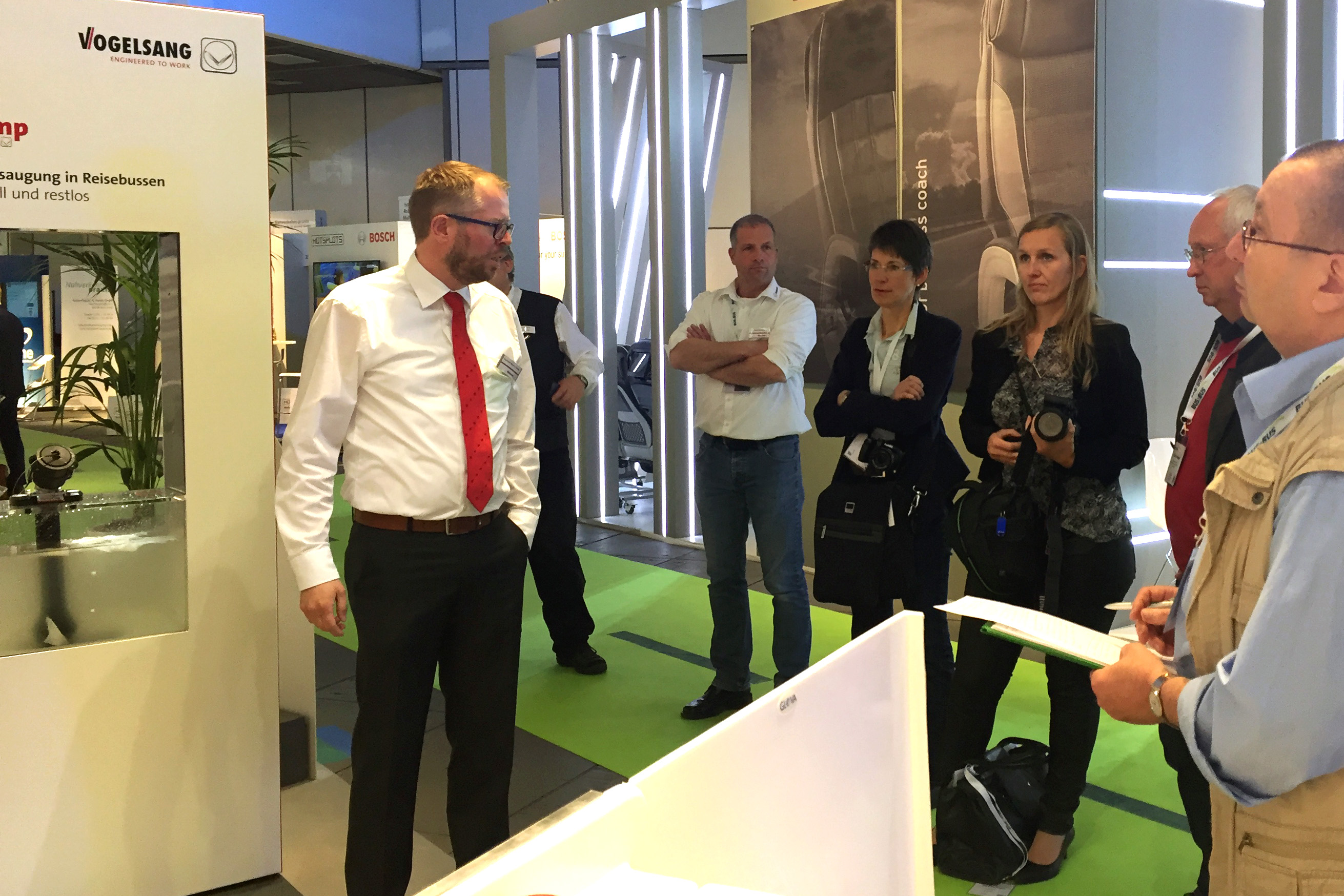 Journalisten am Vogelsang-Messestand